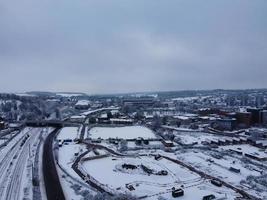 hoog hoek visie van sneeuw gedekt noorden van luton landschap en stadsgezicht, antenne beeldmateriaal van noordelijk luton stad van Engeland uk na sneeuw val. de 1e sneeuw vallen van deze winter van 2022 foto