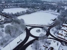 hoog hoek visie van sneeuw gedekt noorden van luton landschap en stadsgezicht, antenne beeldmateriaal van noordelijk luton stad van Engeland uk na sneeuw val. de 1e sneeuw vallen van deze winter van 2022 foto