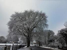 hoog hoek visie van sneeuw gedekt noorden van luton landschap en stadsgezicht, antenne beeldmateriaal van noordelijk luton stad van Engeland uk na sneeuw val. de 1e sneeuw vallen van deze winter van 2022 foto