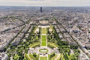 antenne panoramisch visie van Parijs en champ de Mars van eiffel toren in Parijs, Frankrijk foto