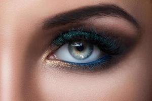 detailopname van vrouw ogen met mooi bedenken foto