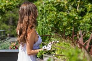 jong vrouw Aan de balkon Bij ochtend- foto