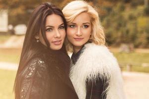 portret van twee mooi meisjes vrienden in herfst park foto