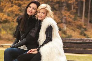 portret van twee mooi meisjes vrienden in herfst park foto