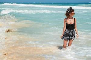 gelukkig en mooi jong vrouw Aan de strand foto