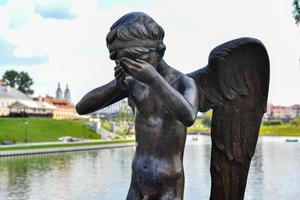 Minsk, Wit-Rusland - juli 21, 2019 - beeldhouwwerk van huilen voogd engel Aan eiland van tranen, Minsk, wit-rusland. foto