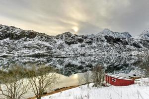 bergen en kust van maervoll, lofoten eilanden, Noorwegen foto