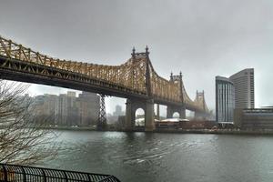 sutton plaats park noorden in de voorjaar net zo de bomen zijn bloeiend met een visie van de queensboro brug in nieuw york stad. foto