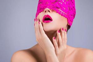 vrouw met een roze blinddoek Aan haar gezicht foto