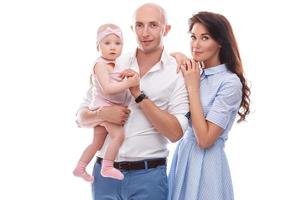 jong en gelukkig familie. ouders met haar schattig dochter. foto