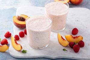 framboos perzik smoothie, gezond en verfrissend drinken foto