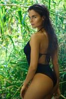 vrouw vervelend zwart zwempak in de oerwoud foto