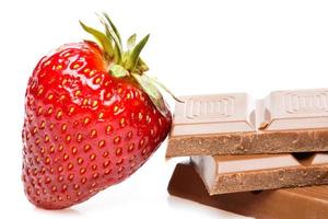 aardbeien en melk chocola Aan wit achtergrond foto