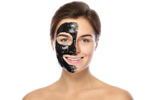 mooi vrouw met een zwart zuiverend masker Aan haar gezicht foto