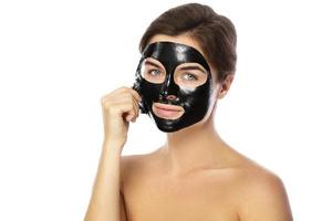 vrouw met zuiverend zwart masker Aan haar gezicht foto