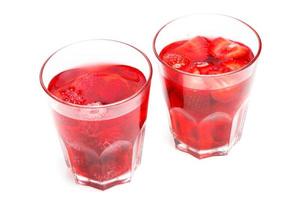 bril van drinken van aardbei en framboos Aan wit achtergrond foto