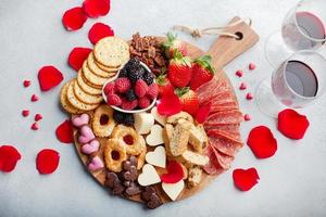 kaas bord voor valentijnsdag dag met snacks en fruit foto