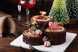 yule log chocola taart met glimmertjes voor Kerstmis foto