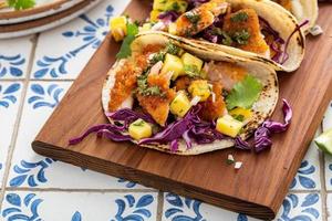 vis taco's met mango salsa en rood kool foto