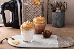 Dalgona koffie met regelmatig en chocola melk in een glas foto