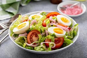 voorjaar groente salade met gekookt eieren foto