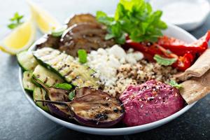 gegrild groenten en quinoa lunch kom foto