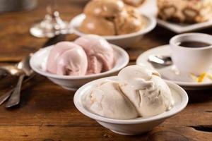 Italiaans desserts Aan de tafel, drie soorten van ijs foto