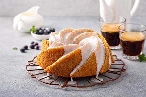 bundt taart met koffie en bosbessen foto