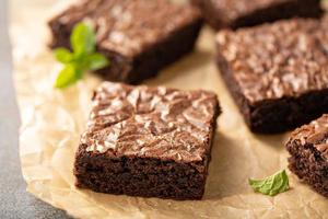 vers gebakken brownies Aan een perkament papier foto