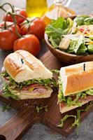 Italiaans belegd broodje voor lunch foto