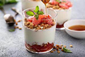 grapefruit muesli en yoghurt parfait foto