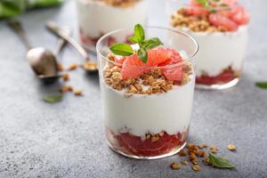 grapefruit muesli en yoghurt parfait foto