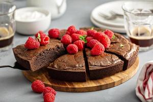 brownie taart bekroond met vers frambozen foto