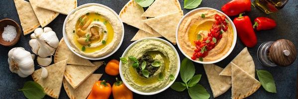 hummus bord met pita foto