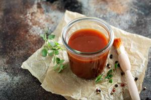 eigengemaakt barbecue saus in een pot foto