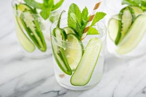 pittig en verfrissend cocktail met limoen foto