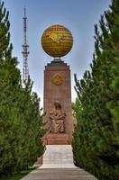 onafhankelijkheid monument en de gezegend moeder Bij de onafhankelijkheid plein in Tasjkent, Oezbekistan, 2022 foto