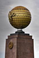 onafhankelijkheid monument en de gezegend moeder Bij de onafhankelijkheid plein in Tasjkent, Oezbekistan, 2022 foto