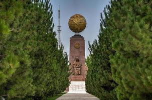 onafhankelijkheid monument en de gezegend moeder Bij de onafhankelijkheid plein in Tasjkent, Oezbekistan, 2022 foto