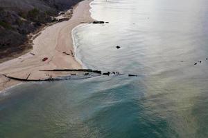 antenne visie van reeves strand met de roanoke binnenschepen schipbreuk in rivierhoofd lang eiland, nieuw york. foto