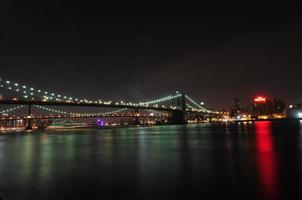 nieuw york stad - juni 27, 2008 - Brooklyn brug detailopname over- oosten- rivier- Bij nacht in nieuw york stad Manhattan met lichten en reflecties. foto