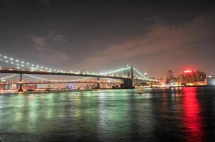 nieuw york stad - juni 27, 2008 - Brooklyn brug detailopname over- oosten- rivier- Bij nacht in nieuw york stad Manhattan met lichten en reflecties. foto