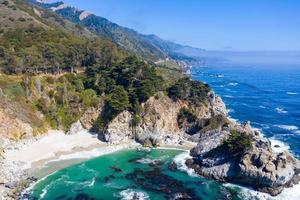 mcway valt is een 80 voet lang waterval Aan de kust van groot sur in centraal Californië foto