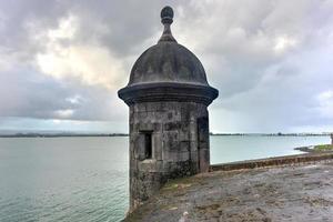 pas op toren langs de muren van oud san juan, puerto rico. foto