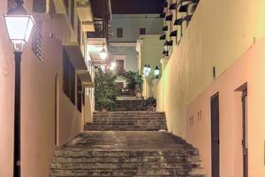 nonnen trap in oud san juan, puerto rico Bij nacht. foto