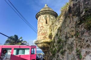 stad muren en pas op langs de straten van san juan, puerto rico. foto