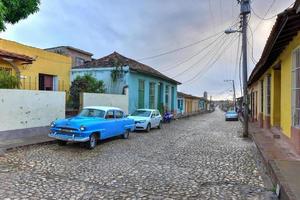 Trinidad, Cuba - januari 12, 2017 - klassiek auto in de oud een deel van de straten van Trinidad, Cuba. foto