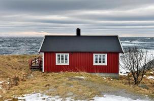 visvangst hut in de hamnoy en lilandstinden berg top in winter in reine, lofoten eilanden, Noorwegen. foto