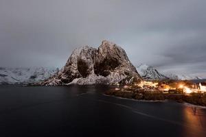 visvangst hut in de hamnoy en lilandstinden berg top in winter in reine, lofoten eilanden, Noorwegen. foto