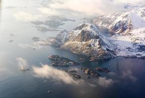 een antenne visie van de sneeuw gedekt bergen van de lofoten eilanden, Noorwegen in de winter. foto